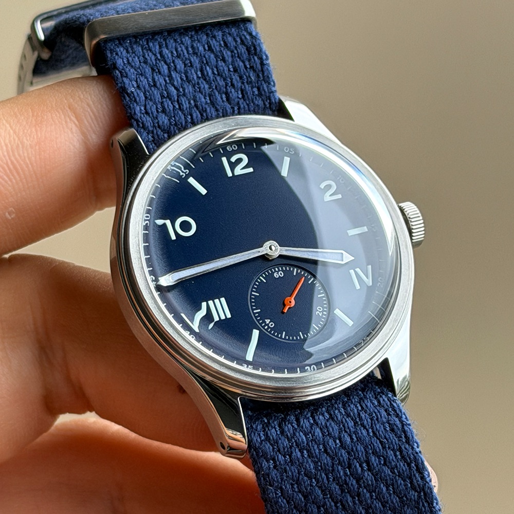Guilloché Dial Watch - นาฬิกาข้อมือผู้ชายแบบกลไกกันน้ำ สีฟ้าแคลิฟอร์เนีย ดีไซน์เรียบหรูสำหรับธุรกิจ รุ่น ZLONF
