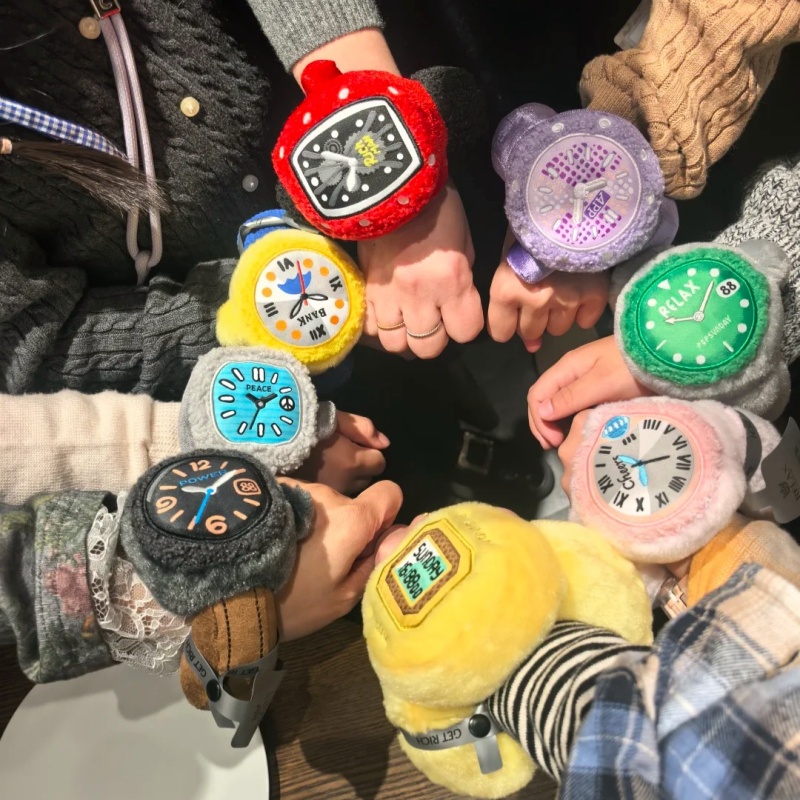 【มีสินค้าในสต็อก】นาฬิกาตุ๊กตา  - Luxury Watch Holder บทวิจารณ์และราคา