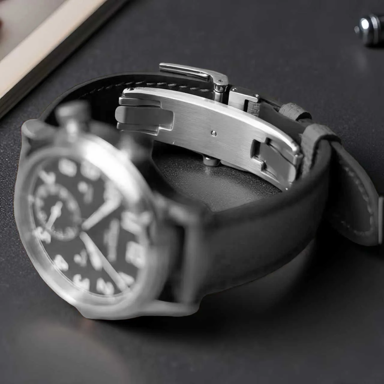 สายนาฬิกาแบบสปริงพร้อมตัวล็อคแ - Luxury Watch Black บทวิจารณ์และราคา